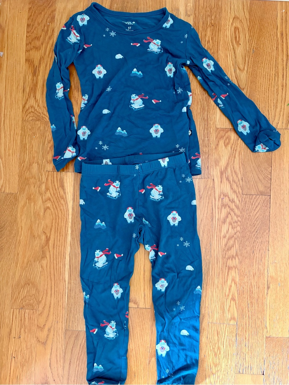 Kyte baby yeti Christmas 3t pajamas